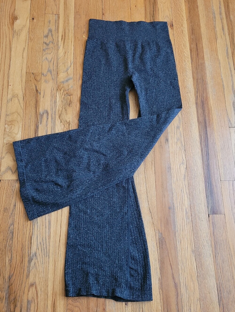 Ribbed Stretchy Flared Yoga Pants in Dark Gray Size Medium Excellent Condition - Picture 7 of 9
